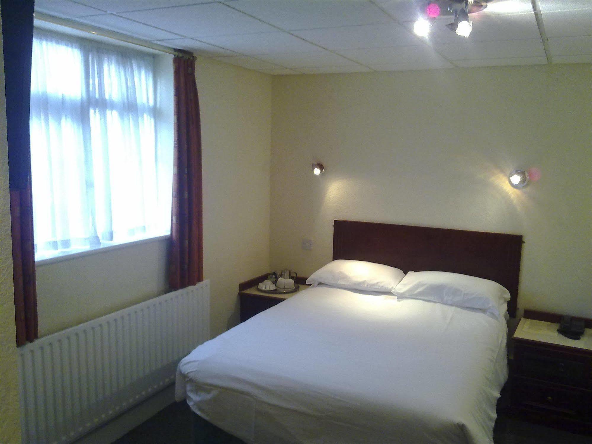 Cedar Tree Hotel Rugeley Ngoại thất bức ảnh